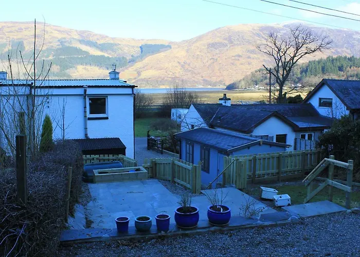 Arivonie Lochside Cottage